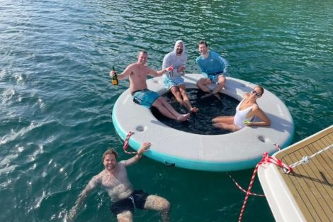 Review img # 40 of the yacht TOUCH THE SKY